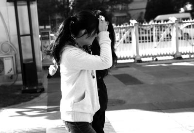 罗菲在书记员的带领下走进法院。