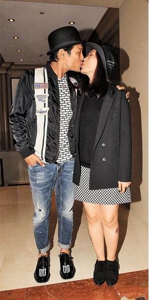 杜德伟与妻子对嘴亲吻