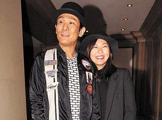 杜德伟与妻子对嘴亲吻