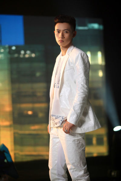魏晨曝《光》MV花絮