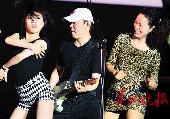 粉丝与崔健台上同乐