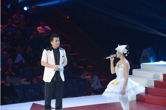 任静登上《星光大道》舞台