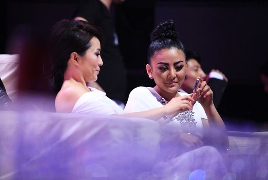 阿鲁阿卓程琳台下自拍