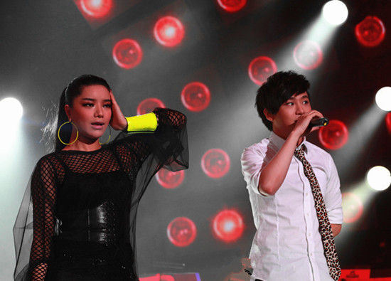 李炜和江映蓉演唱《爱是怀疑》