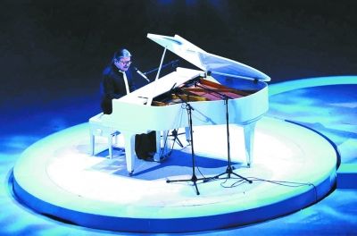 刘欢现场自弹自唱英文作品《如梦相约》