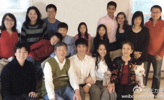 王力宏分享全家福