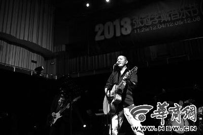 前晚郝云在西安激情献唱 本报记者 朱秦冀 摄 