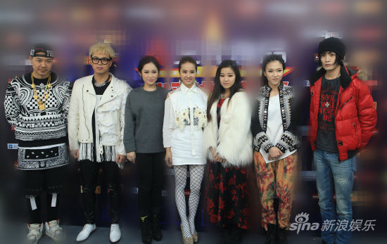 蔡依林与首期节目6位好声音学员合影