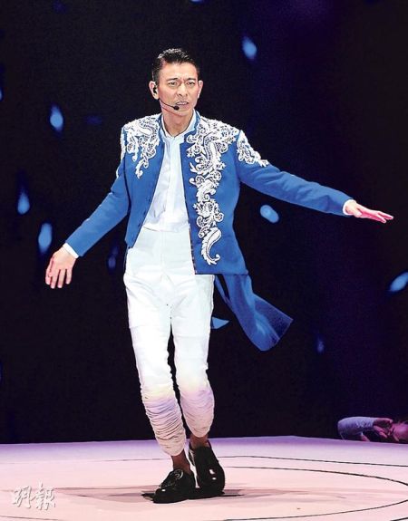 刘德华在台北小巨蛋开演唱会，表现兴奋。