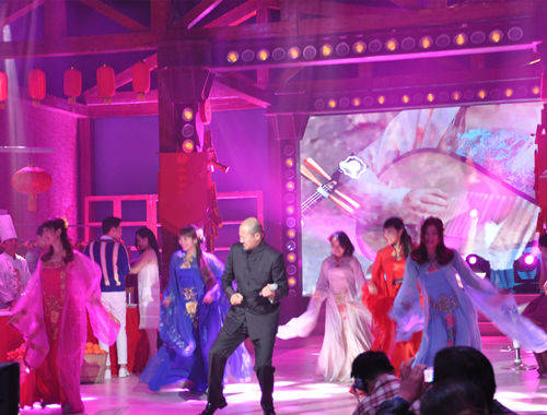 腾格尔录制《天天向上》 现场大跳桃花舞