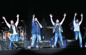 2011年10月20日宣布解散之后，西城男孩于2012年初开启告别演唱会，光是在中国就举办了7场，足见这一乐团在中国的人气。图为西城男孩2012年3月广州告别演唱会现场。信息时报记者 朱元斌 摄