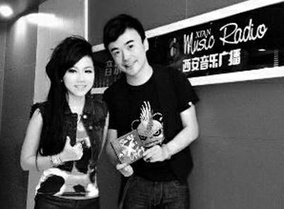 西安音乐广播著名主持人高杰晒出和邓紫棋的合照 