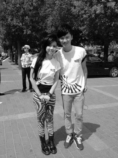 西安电视台主持人小鱼与邓紫棋合影 