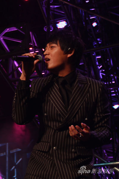 多亮在那英演唱会演唱《小情歌》