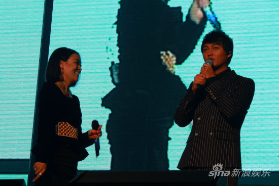多亮在那英深圳演唱会上献唱
