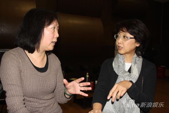 指挥洪侠与主持人朱琳在排练现场