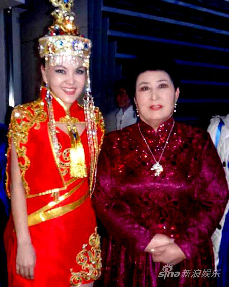 乌兰图雅和德德玛合影