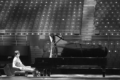 2013年12月31日,李云迪在北京工人体育馆举行“李云迪钢琴音乐会”。这是李云迪在最后一次彩排时琢磨音响效果