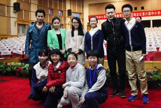 美声四季与学生合影