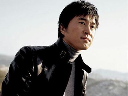 在继杨宗纬、品冠之后，满文军成为“歌手”舞台上第三个“一轮游”歌手，遗憾被淘汰。