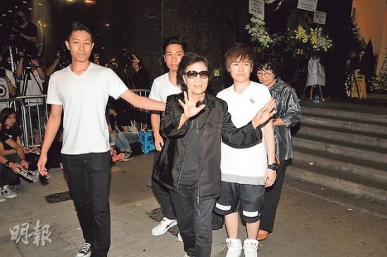 张太（桂珠）离开灵堂时跟传媒打招呼，说辛苦大家了。