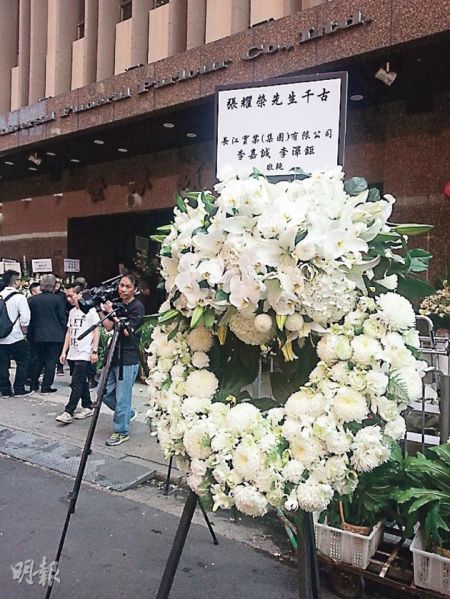 李嘉诚与李泽钜父子送上花圈向故友道别。