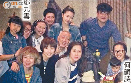 何韵诗与邓九云和一群好友庆祝生日。