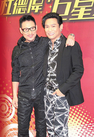张学友(左)收到杜德伟的邀请,再踏足无线.