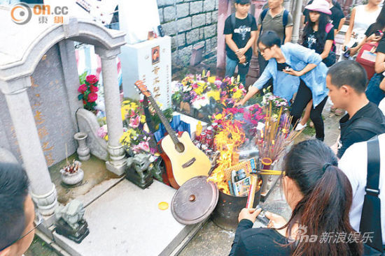 一班忠实fans到黄家驹坟前拜祭。