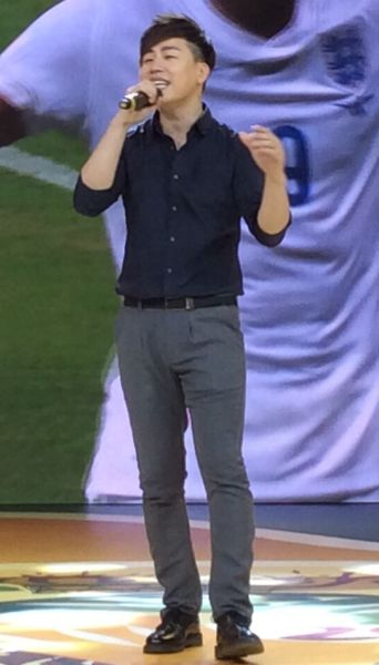 胡彦斌献唱《胜利的能量》与德国主帅穆勒撞衫