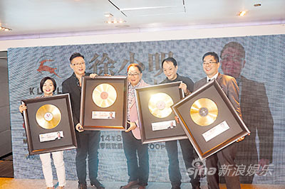 徐小明获补发金唱片奖留念。