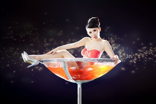 周诗雅酒杯湿身