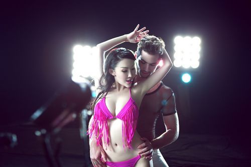 周诗雅与男模贴身舞