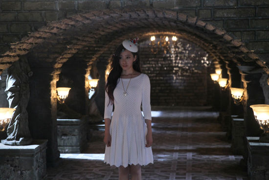 张靓颖白裙亮相