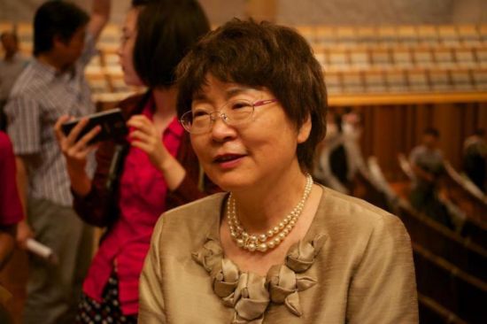 郑律成女儿郑小提