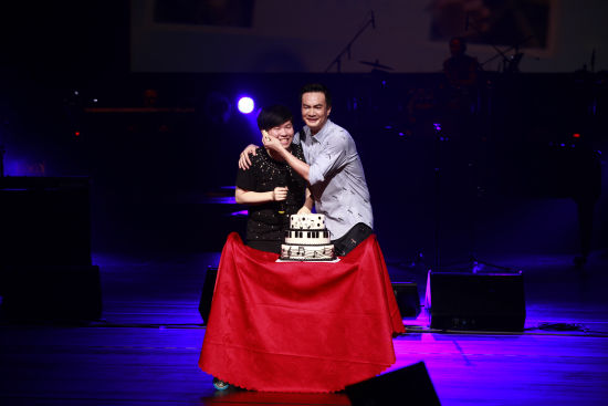 李泉为常石磊送上生日蛋糕