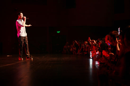 李泉与歌迷互动