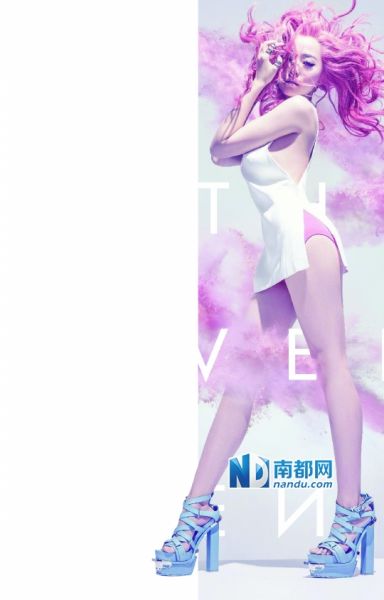 这组照片由知名摄影师陈漫操刀，这是陈漫与张靓颖的第三次封面合作，两人从彼此刚刚出道就开始了合作，可以说默契十足。