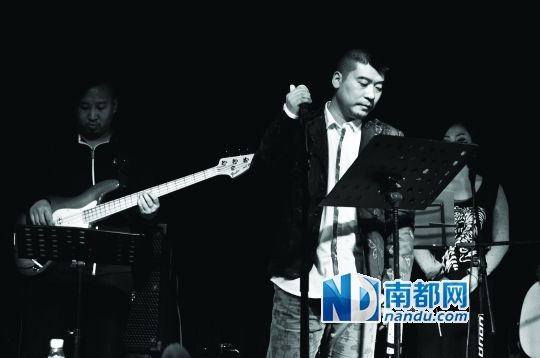 蒋明和他的空山乐队一路走一路唱。