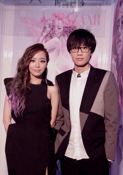 张靓颖向许嵩邀歌 