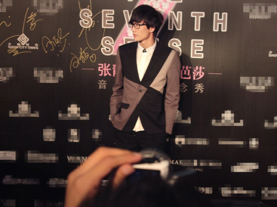 许嵩出席张靓颖发片会 