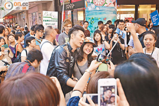 周柏豪带自拍神器向女路人要求合照