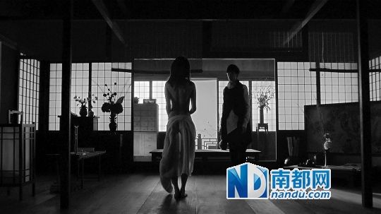 黄龄在许嵩MV中露背出演