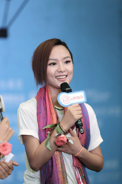 周笔畅以明星志愿者的身份亮相开营仪式