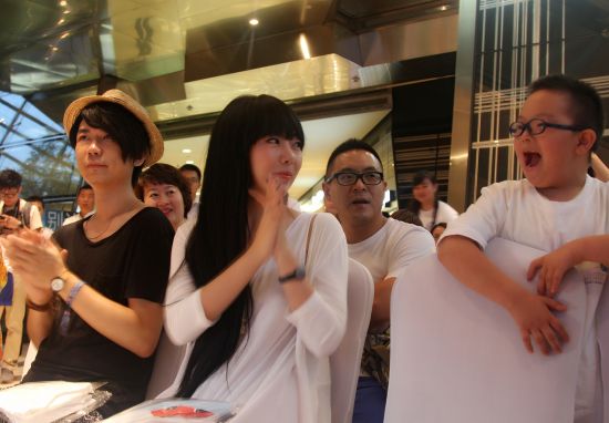 牛奶咖啡现身公益绘画展现场