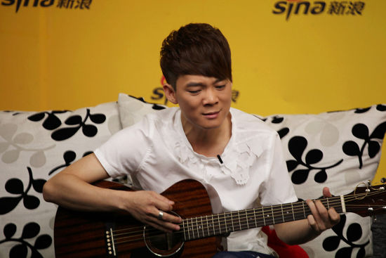 六哲现场献上多首音乐歌曲弹唱