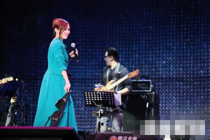 蔡健雅唱《我爱台妹》时激情丢奶罩