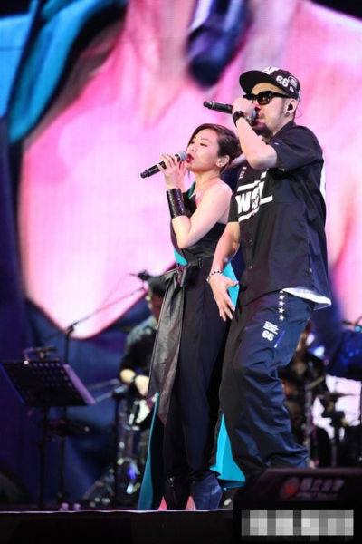 蔡健雅与说唱歌手热狗同台