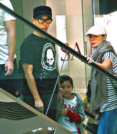 李克勤带儿子外出玩耍