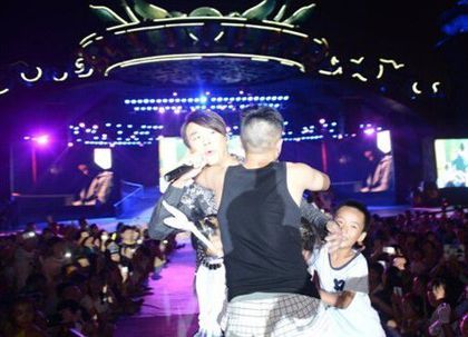 陶喆遭男粉丝熊抱